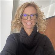 Maestra di tennis che ha cambiato città e vuole così occupare il tempo dando lezioni di lingua francese essendo nativa di Aosta